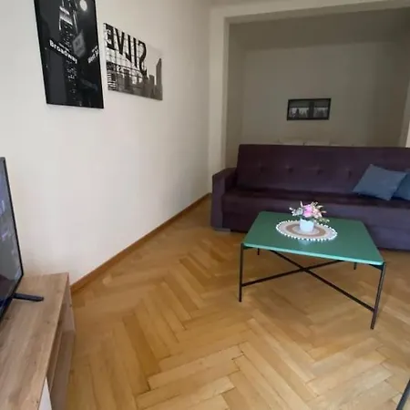 Apartment Large 7 Minutes Walking To Train Station *