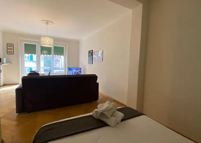 Apartment Large 7 Minutes Walking To Train Station *