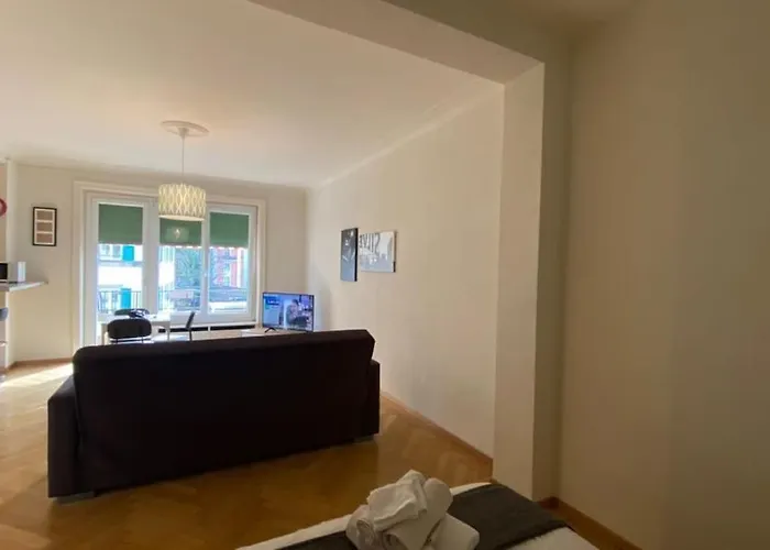 Large 7 Minutes Walking To Train Station *